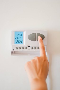 Ev iç termostat ile sıcaklık ayarlama