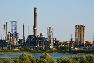 Bir petrol rafinerisi veya petrol rafinerisi 