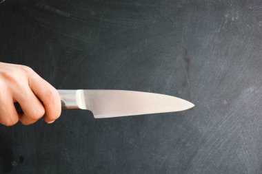 İnsan eli elinde bir bıçakla tahtaya