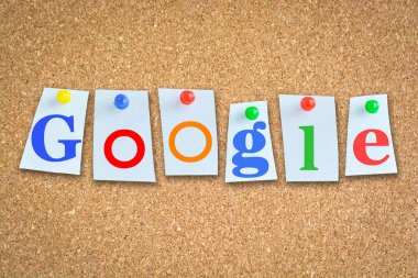 Kelime Google Not kağıtları ve iğne ile mantar pano