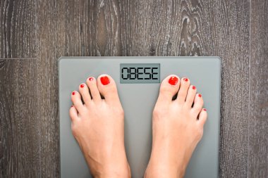 Bir ağırlık ölçekte adım kadın ayaklı kilogram kaybetmek yardım