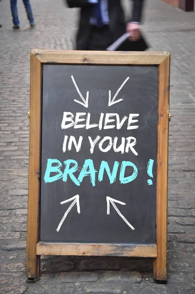 Tro på merket ditt, forretningsråd skrevet på et A-tavle panel – stockfoto