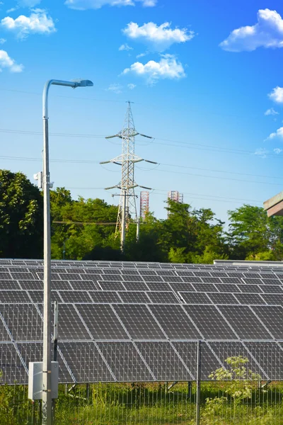 Sol eller solceller paneler som producerar grön energi — Stockfoto
