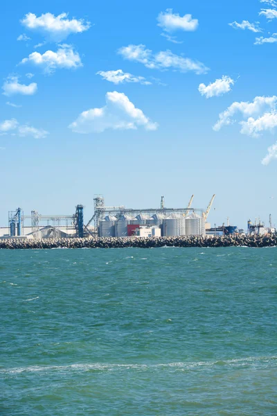 Grain or cereal silo in a harbor area — Stock Photo, Image