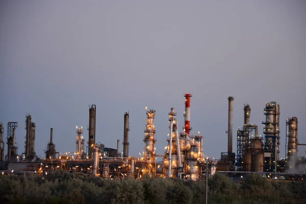 An oil refinery or petroleum refinery at night — Stock Photo, Image