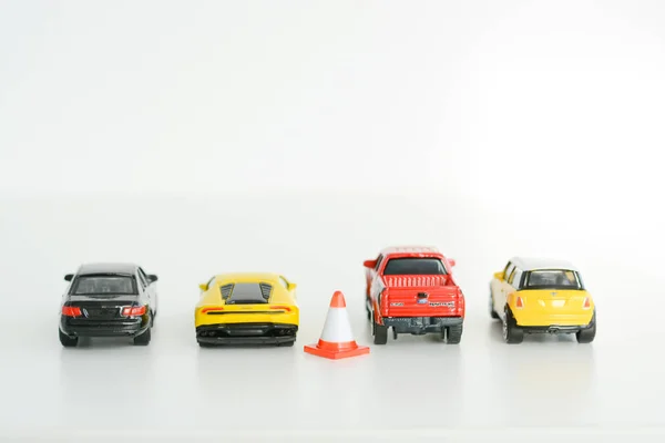 孤立在白色背景上的很多丰富多彩的汽车玩具 — 图库照片
