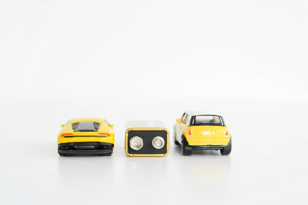 Conceito de carros elétricos com brinquedos veículos no fundo branco — Fotografia de Stock