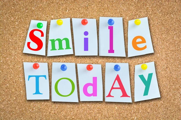 Sonríe hoy sugiriendo una actitud positiva cada día — Foto de Stock