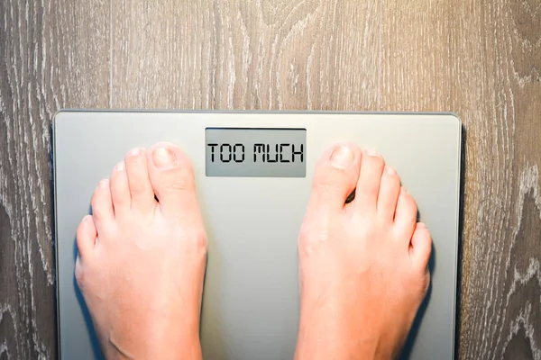 Kost koncept med kvinna på vikt skala — Stockfoto