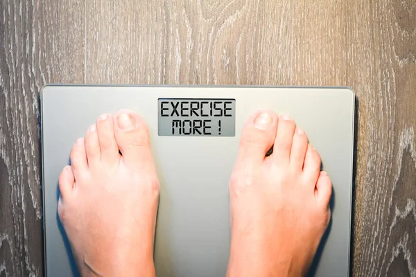 Conceito de dieta com mulher em escala de peso — Fotografia de Stock