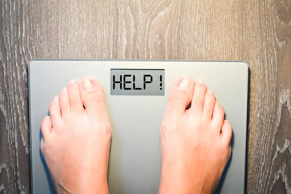 Conceito de dieta com mulher em escala de peso — Fotografia de Stock
