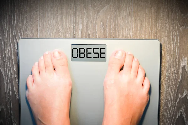 Concepto de dieta con la mujer en la escala de peso —  Fotos de Stock