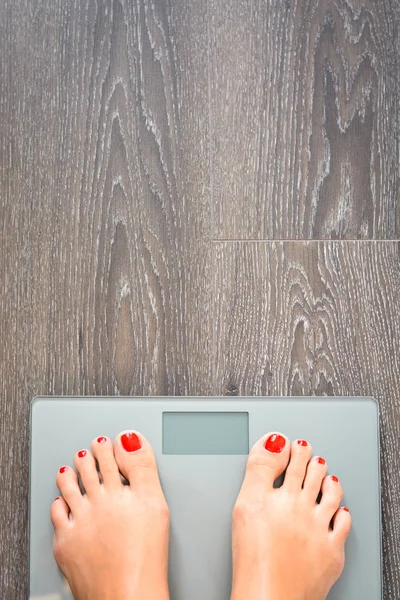 Diet konsep dengan kaki perempuan pada skala, menimbang dirinya sendiri — Stok Foto