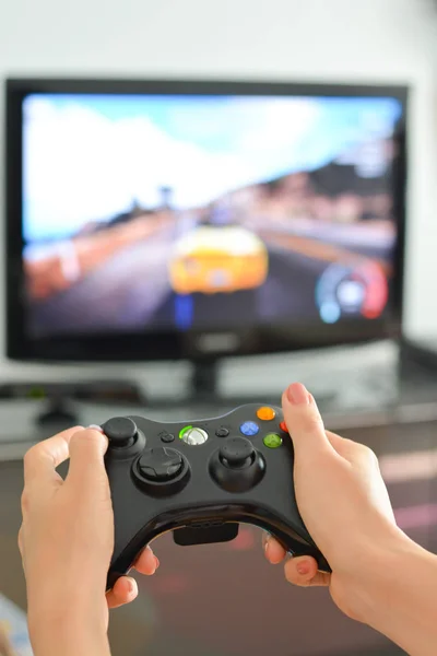 Hand hält kabellosen Controller beim Spielen auf Playstation — Stockfoto