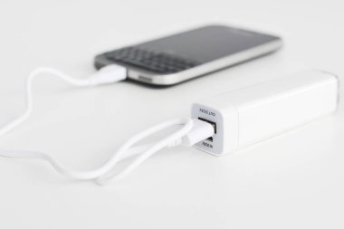 Bir düşük pil cep telefonu şarj