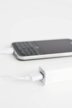 Bir düşük pil cep telefonu şarj