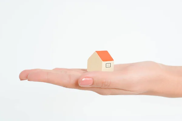 Primer plano de las manos de la mujer sosteniendo una pequeña casa modelo — Foto de Stock