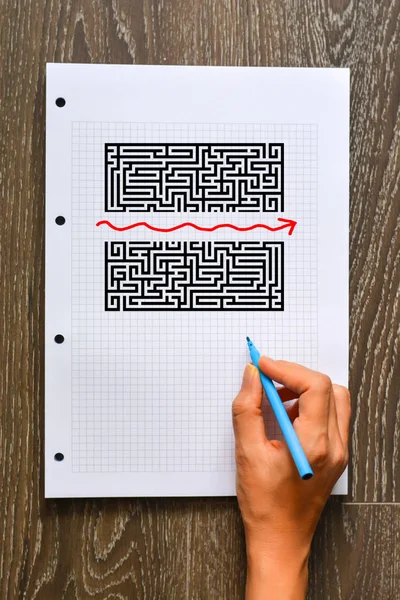 Hitta en bättre lösning eller genväg koncept med labyrint och form — Stockfoto