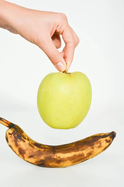 Frutas podres e frescas, maçã e banana, isoladas em branco — Fotografia de Stock