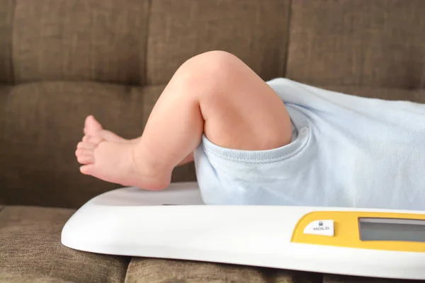 Viktning nyfödd pojke på digitala skalor — Stockfoto