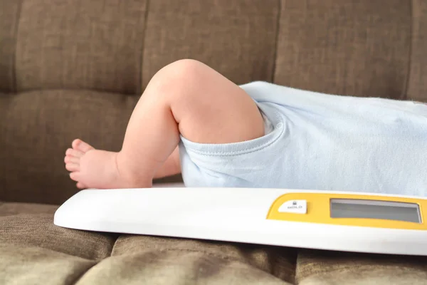 Viktning nyfödd pojke på digitala skalor — Stockfoto