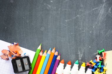 Geri okul sezonu için öne tahta arka plan ile okul malzemeleri