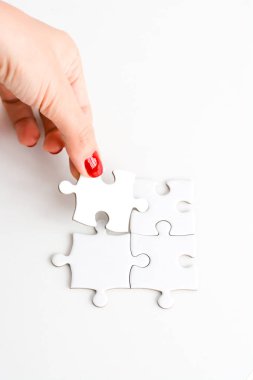Kadın el sağ parçası uygun bulmaca düşündüren iş ağ kavramı