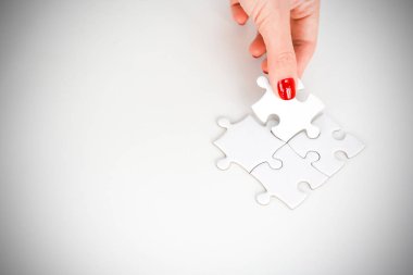 Kadın el sağ parçası uygun bulmaca düşündüren iş ağ kavramı