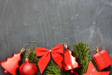 Arka plan ağaç dekorasyon nesnelerle tebrik Noel