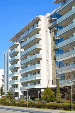 Mavi gökyüzü güneşli yaz günü ile binalarda daire temizleyin