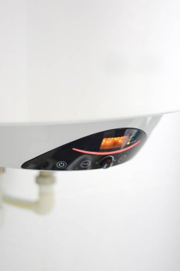 Elektrikli su ısıtıcı veya evin içinde kazan