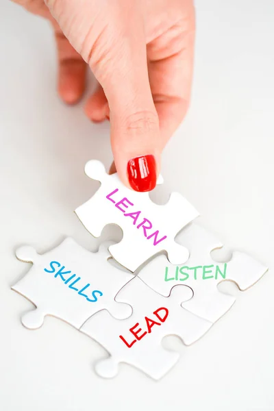 Liderar escuchar y aprender sugiriendo habilidades de liderazgo como gerente —  Fotos de Stock