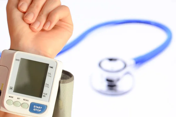 Überprüfen Sie Ihren Blutdruck und Puls, um Herzprobleme zu vermeiden — Stockfoto