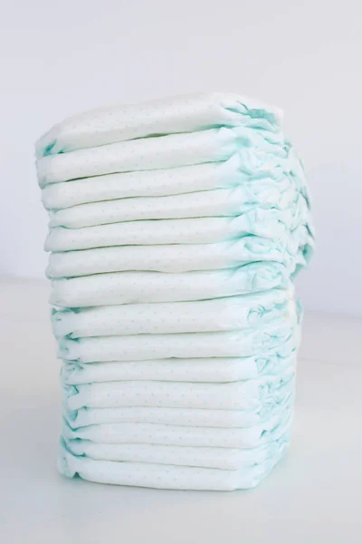 桩或孤立的白色背景上的婴儿尿布的堆栈 — 图库照片