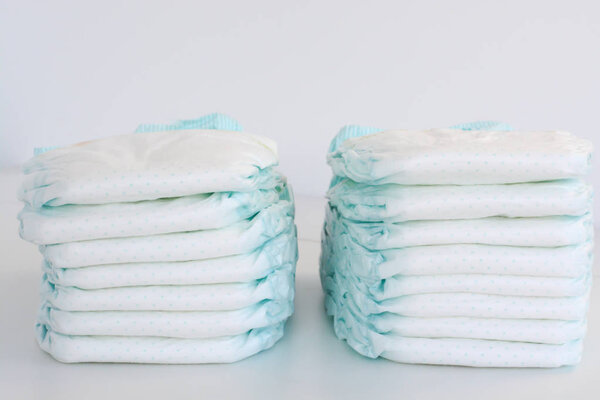Куча детских подгузников, изолированных на белом фоне
