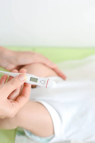 Kontrollera baby temperatur vilket indikerar hög feber på termometer — Stockfoto