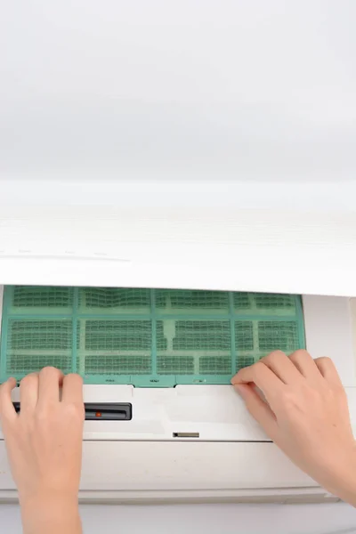 Ter vervanging van airconditioning filters reinigen stof en bacteriën te voorkomen — Stockfoto