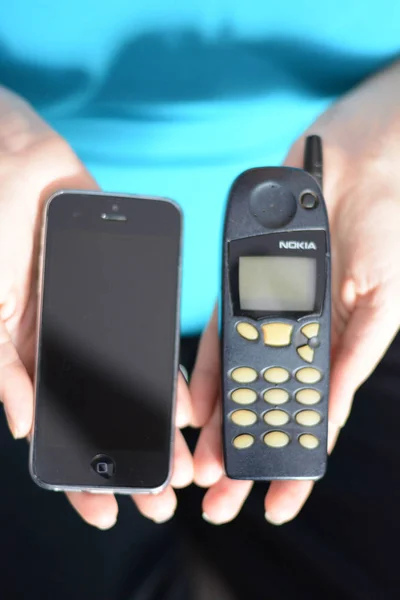 Utvecklingen av teknik med gamla Nokia-telefon och en modern smartphone — Stockfoto