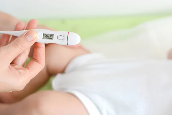 Ελέγχοντας τη θερμοκρασία μωρού που δηλώνει υψηλό πυρετό σε θερμόμετρο — Φωτογραφία Αρχείου