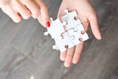 Kadın el sağ parçası uygun bulmaca düşündüren iş ağ kavramı