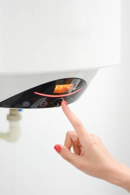 Elektrikli su ısıtıcı veya evin içinde kazan