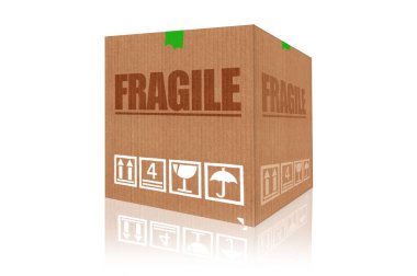 Beyaz arka plan üzerinde izole kırılgan karton kutu 3d render