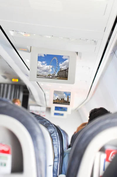 Reise nach London im Flugzeug — Stockfoto