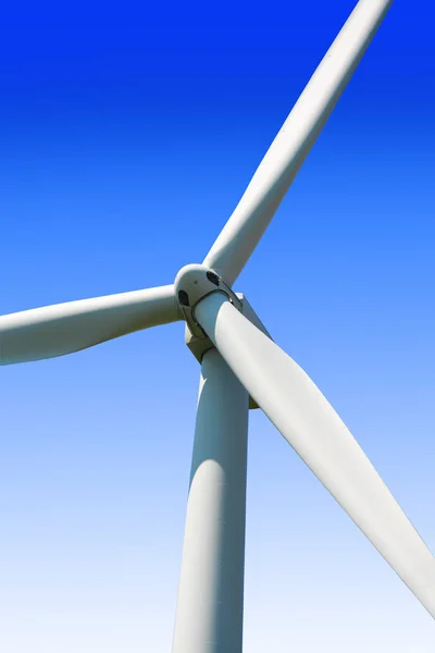 Turbinas de energía eólica con cielo azul —  Fotos de Stock