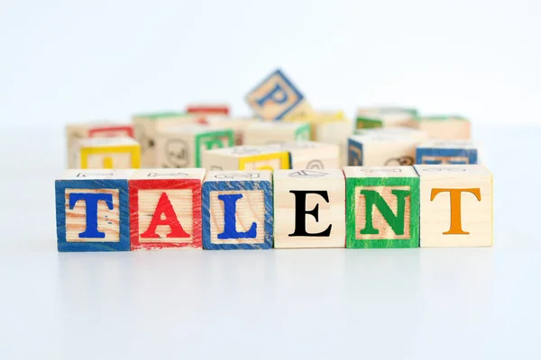 Das Wort Talent buchstabiert mit hölzernen Buchstabenwürfeln — Stockfoto