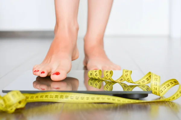 여자 발 체중 규모에 스테핑 킬로그램을 잃게 하는 데 도움이 — 스톡 사진