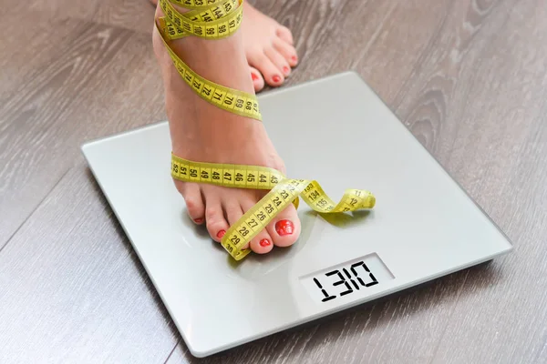 Taśma pomiarowa i waga skali diety pisowni na wyświetlaczu — Zdjęcie stockowe
