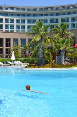 Bir Yüzme Havuzu rahatlatıcı zaman 