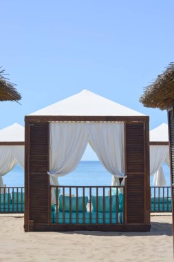 Deniz, gökyüzü ve gölgelik bir lüks tatil plaj manzara