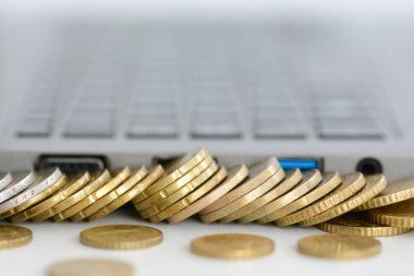 Yığın veya kazık ve bir dizüstü bilgisayar klavye